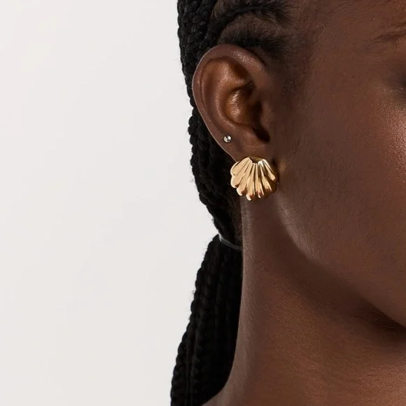 Heaven Mayhem Gold Scallop Shell Stud Earrings - Picture 3 of 4